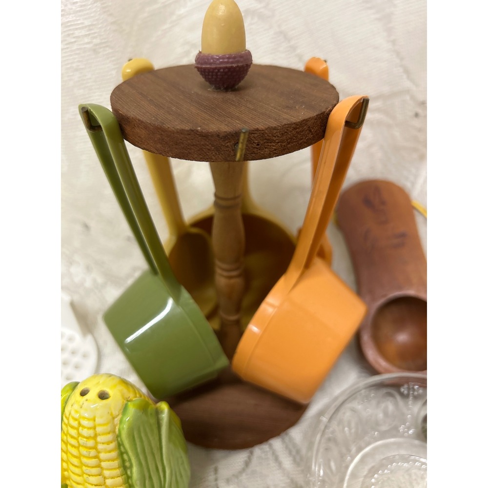 Vintage Kitchen Lot StarKist Tuna Corn S&P Shakers Measuring Cups Retro Kitschy - Picture 4 of 6